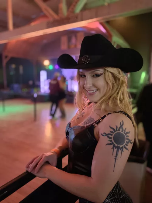 Anyone wanna take cute goth on a date?