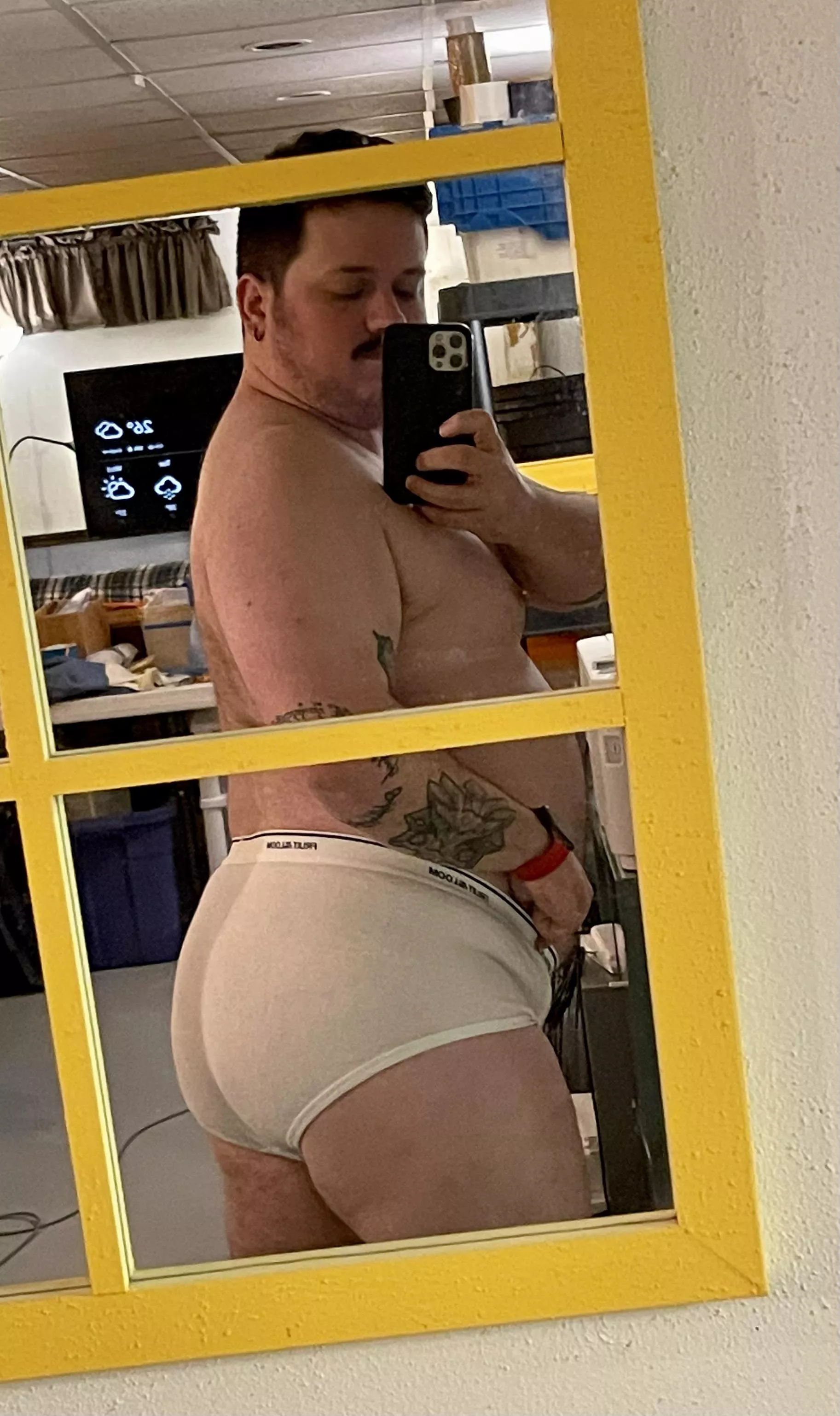 Briefs are so good at showing off a bears ass.