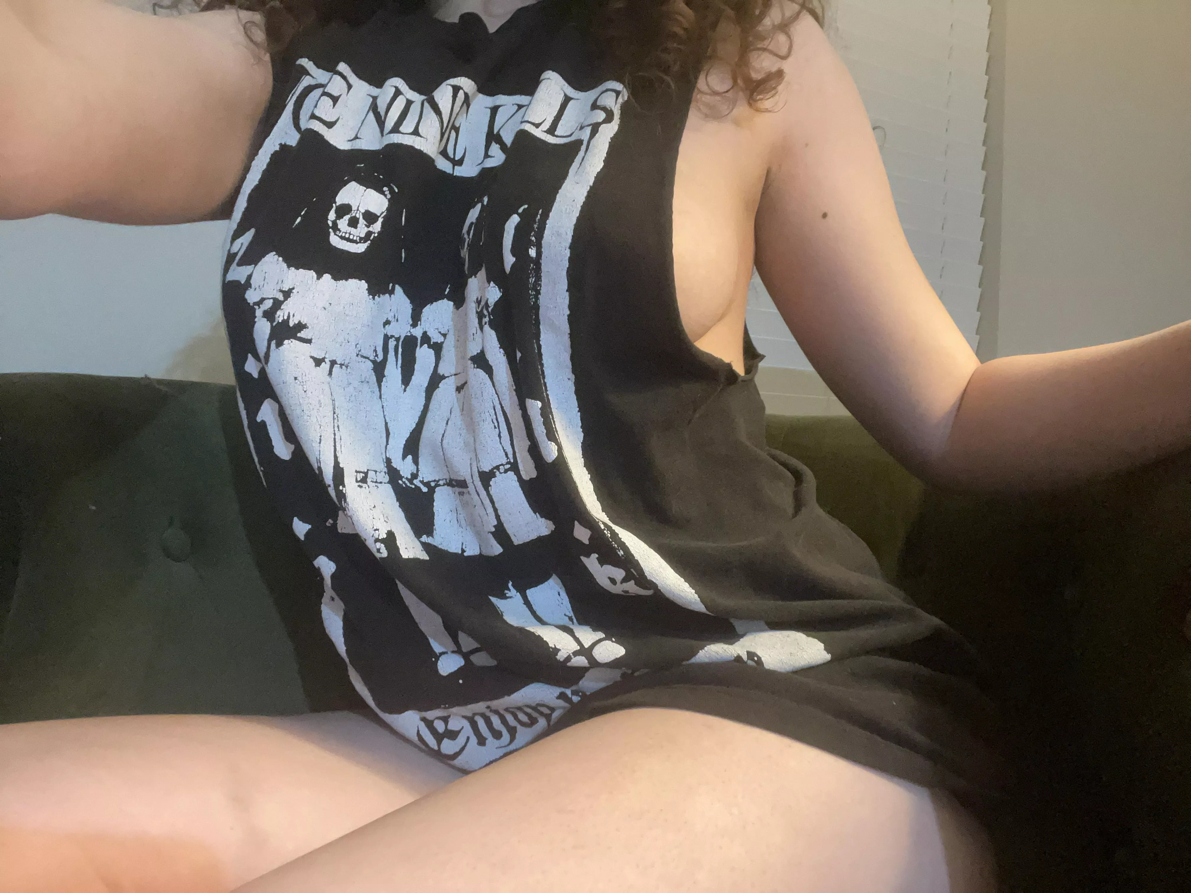 Curly hair and curvy body