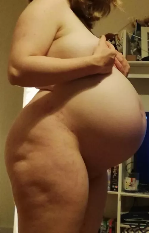(f) 31 5ft 70kg about as big as I got did I make pregnant look good