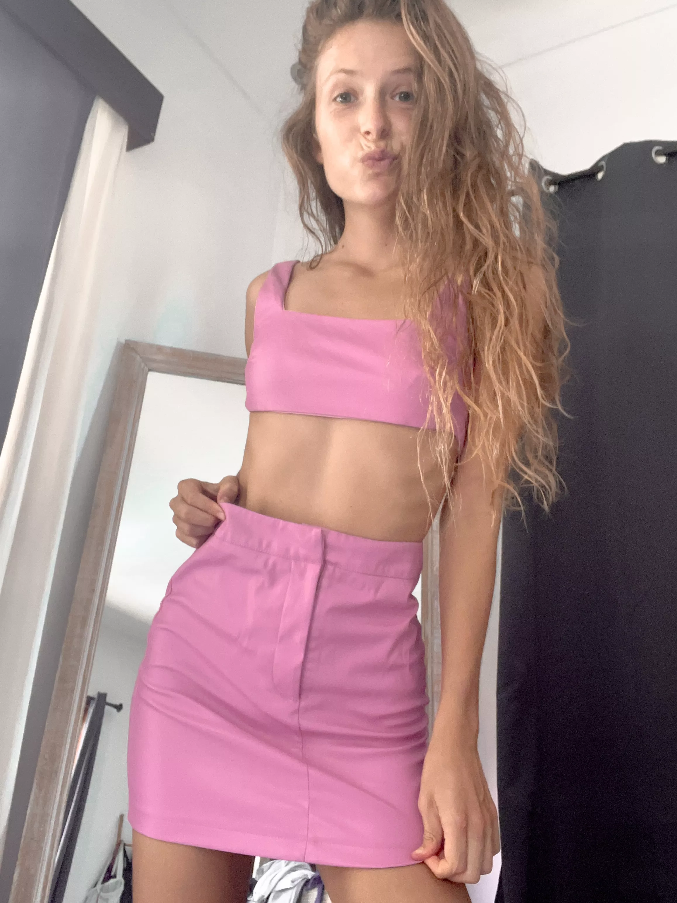 How do we like my tight pink latex skirt? 😍