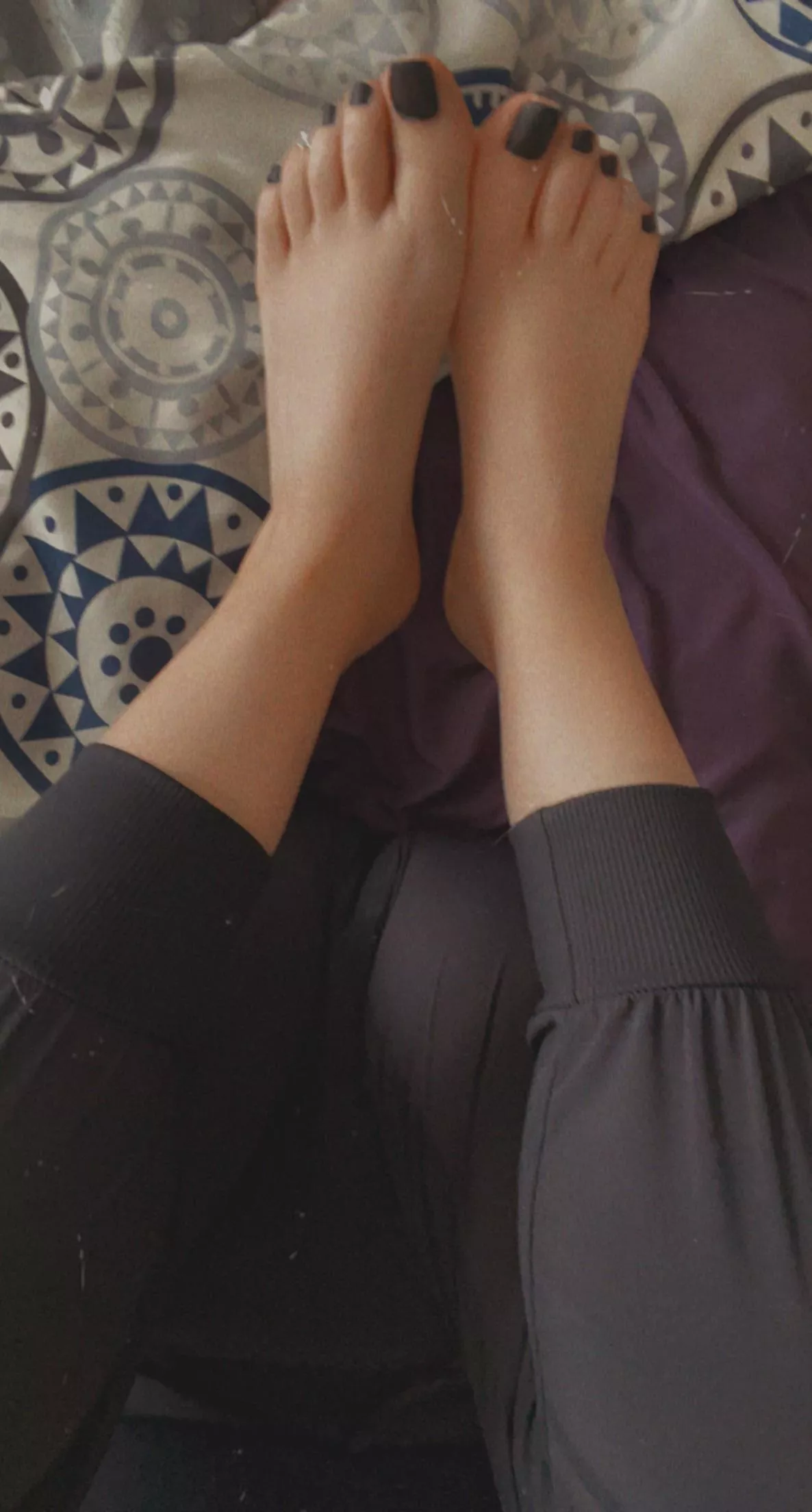 Massage my pretty feet 🥰