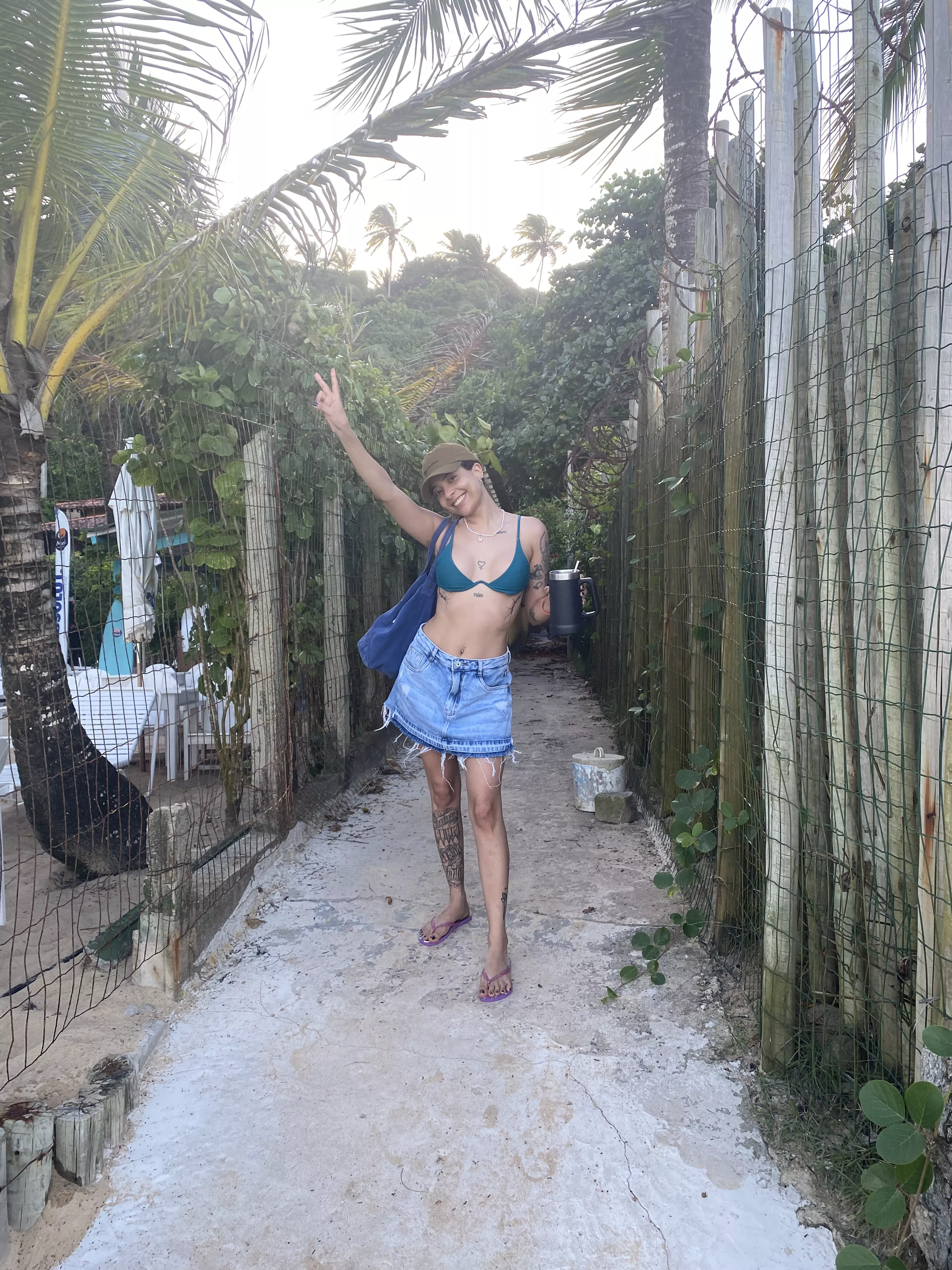 pick me up and fuck me against the tree [F25]