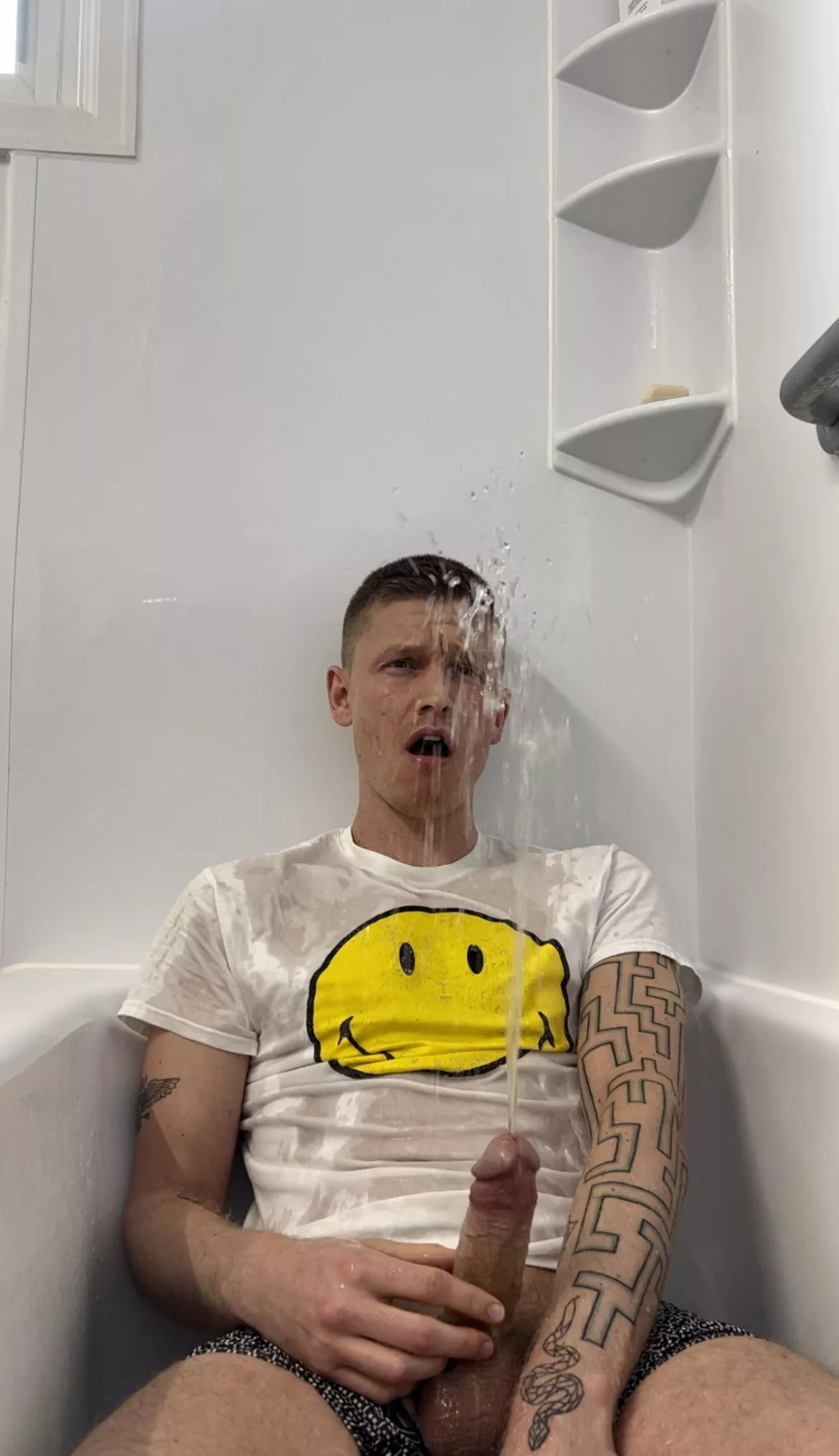 Pissing on myself with a hard cock 👅😈💦