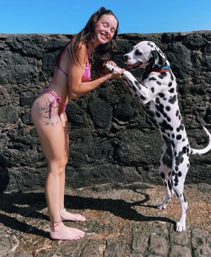 The highlight of my day at the beach when this adorable and friendly Dalmatian came up to me at the beach!! I want one😍🥰😭 “p.s” debating on deleting cause idk what my goofy ass face was doing…