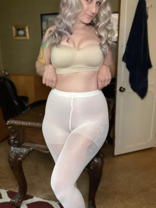 The white always looks so good on me. 😍