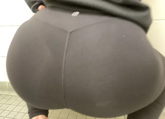 What customers see when I’m working 🙊🍑