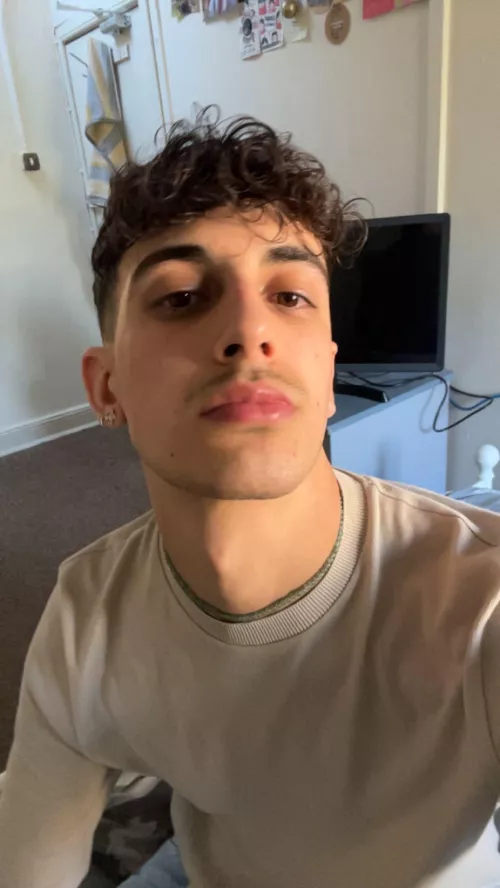 20 uk, dm with face to degrade me until i cum for you :)