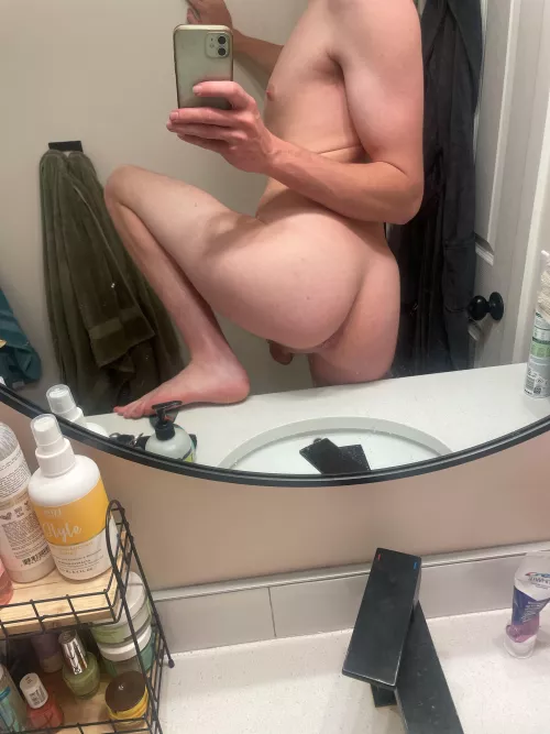 22 slim white twink bottom looking for tops to trade with and maybe go live if your close ;) No face. Sc: taylorlacro2020