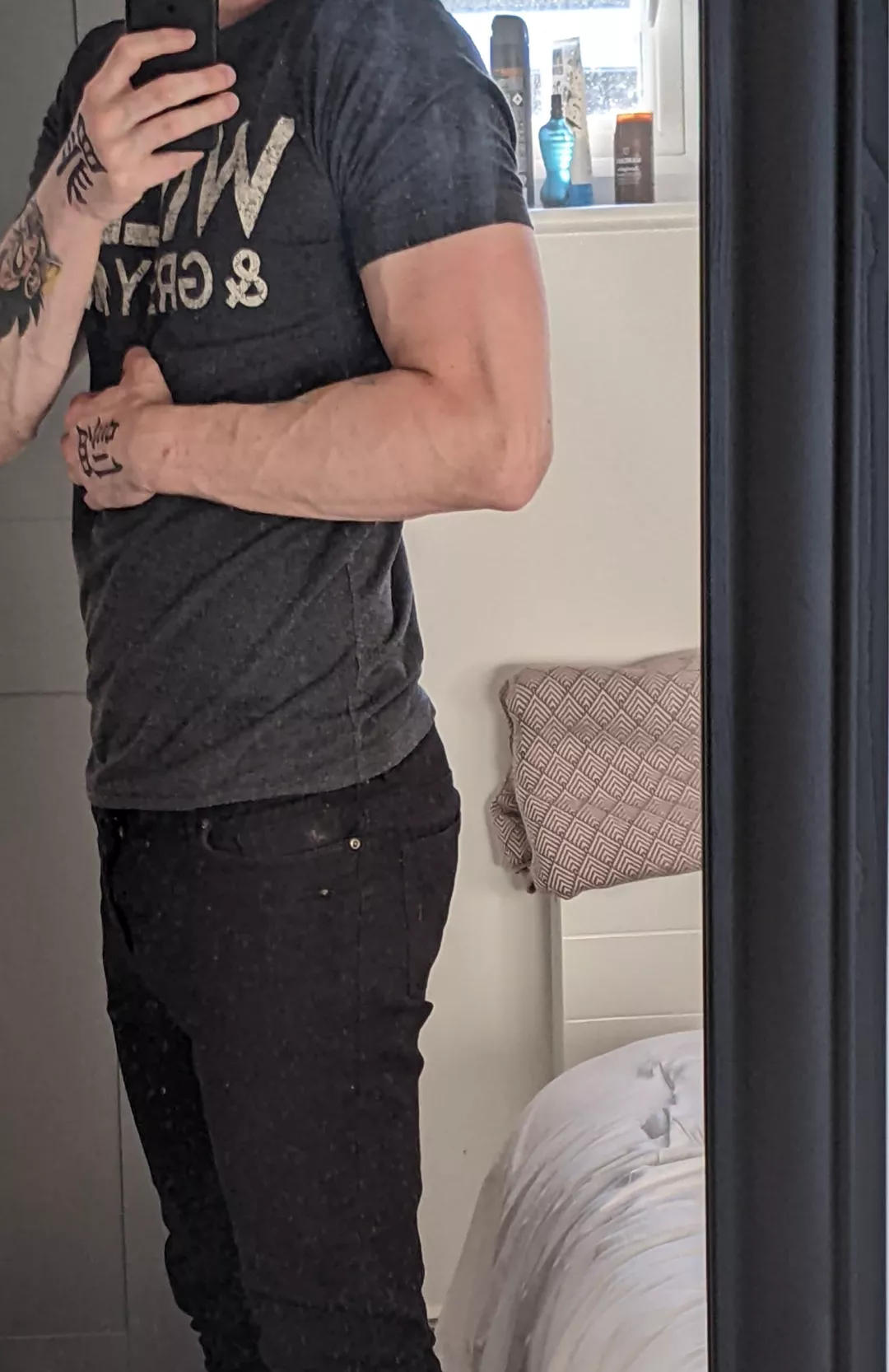 24 m, 6'4 hung handsome muscular addicted to smooth submissive bubblebutt boys, snap is ukdeviant11