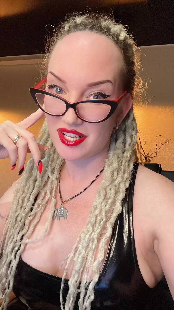 Black glasses and red lipstick - perfect for a hot weekend