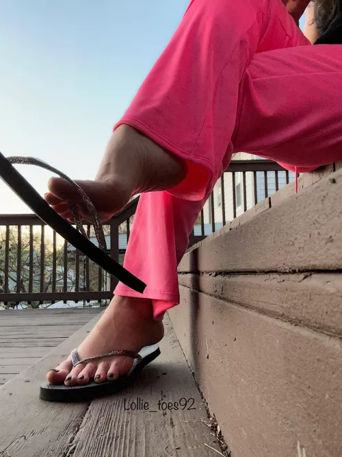 Don’t you just love my black toes and black flip flops??