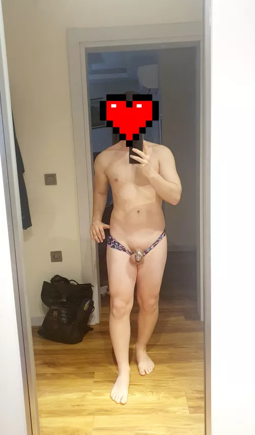 Getting used to my cage every day 😍