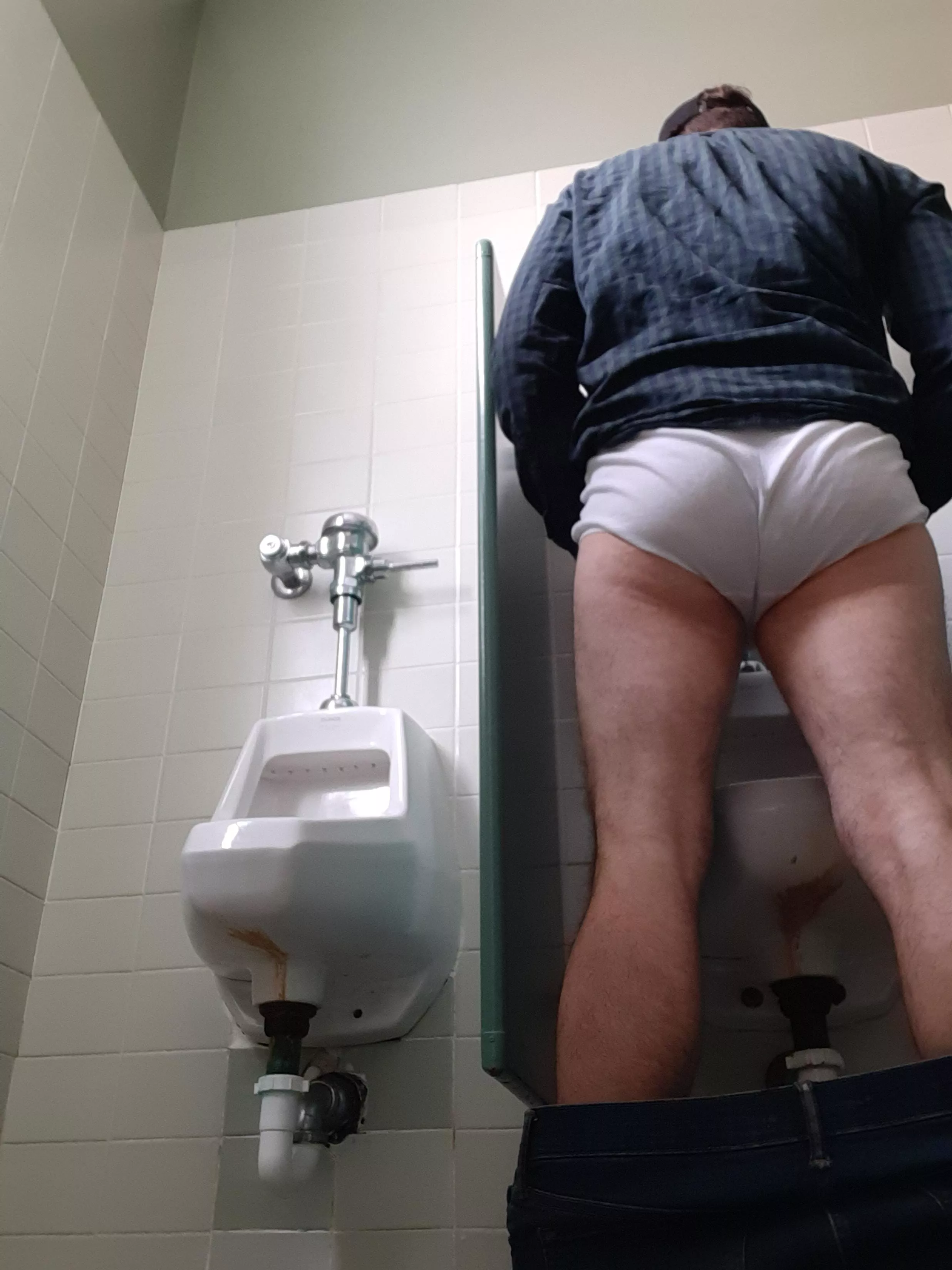 I always thought the hardest part of using a urinal was aiming, but apparently, keeping your pants up is also a challenge! 🚽👖👇🩲😳😆