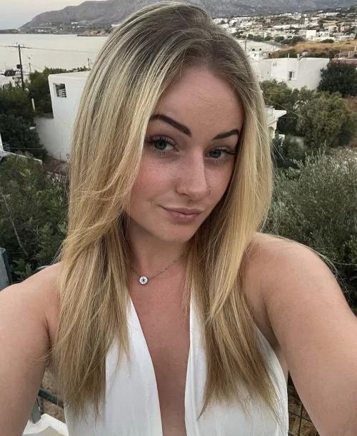 I’m a Cuck and I need a hung bull to chat to about fucking my gorgeous slutty gf. We are an experienced couple. Meeting is a possibility if your close.