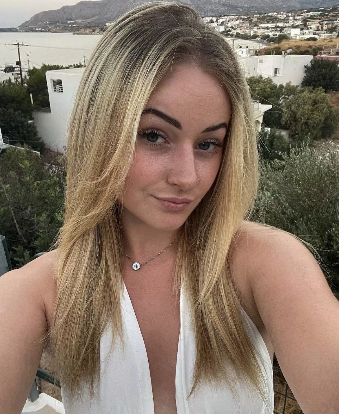 I’m a Cuck and I need a hung bull to chat to about fucking my gorgeous slutty gf. We are an experienced couple. Meeting is a possibility if your close.