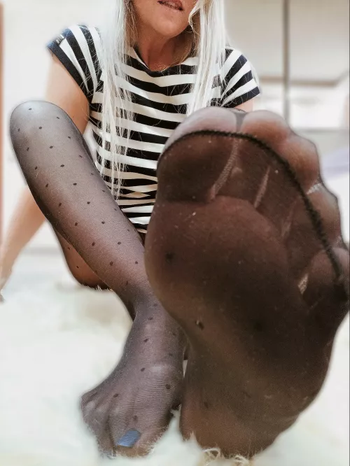 Imagine these dots against your cock 🍆