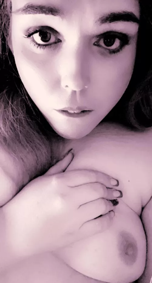 My nipple would love your tongue💖