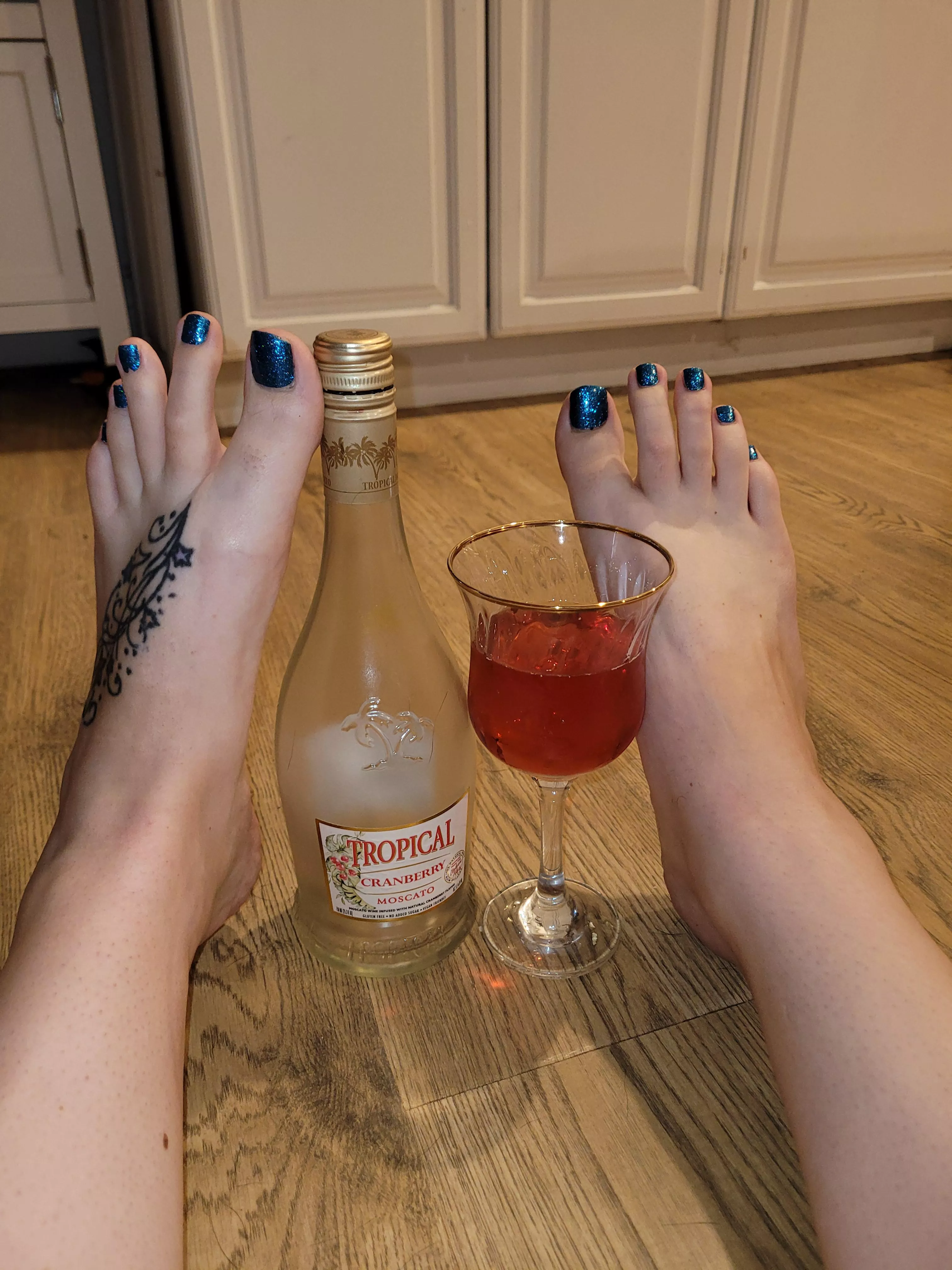 Size 15 goddess feet. Biggest woman's feet on the internet!🌎👇😎❤️ OC