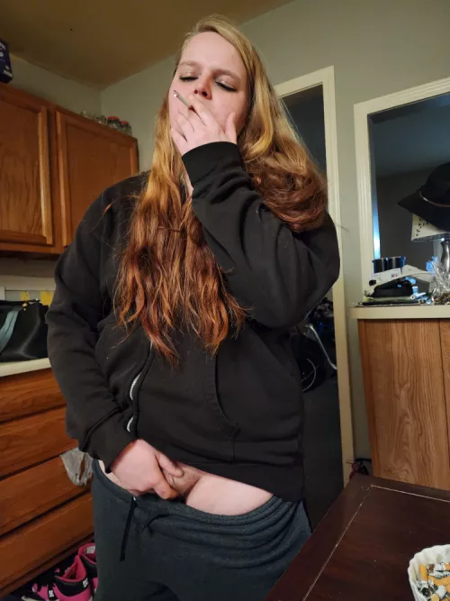 Who else touches themselves when they smoke? 🤭