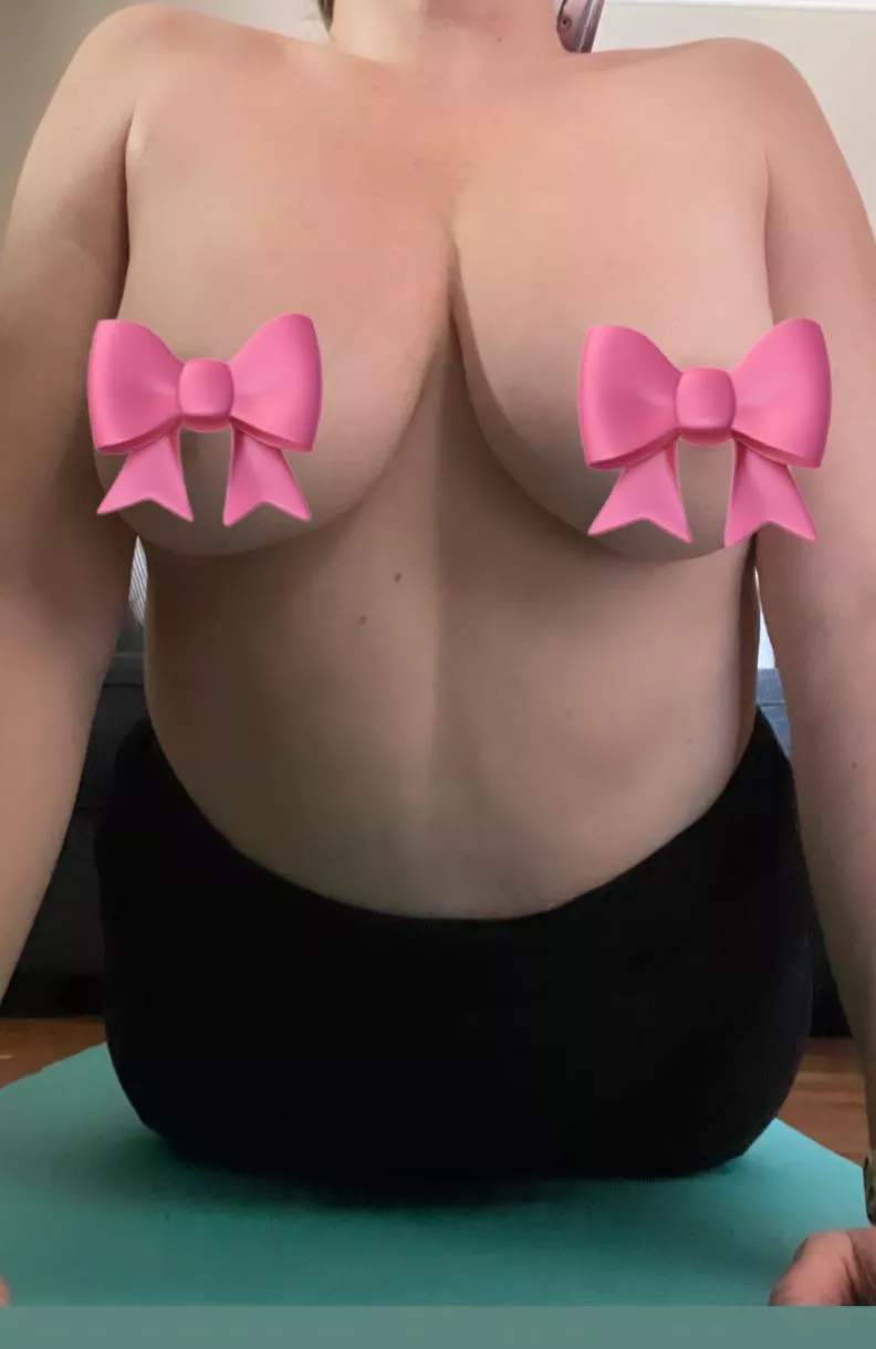 Who wants to stretch with me🧘‍♀️