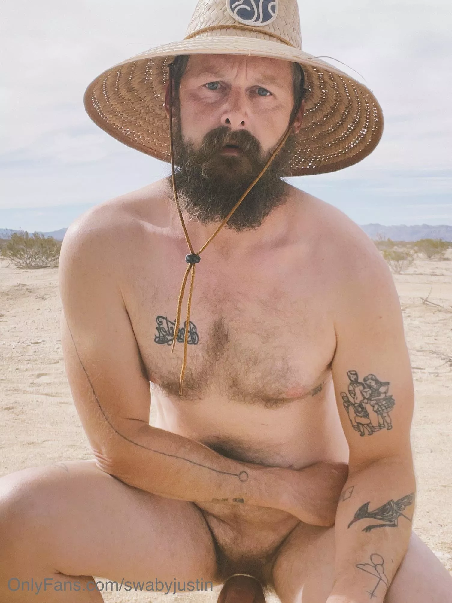 Woof! Desert daddy HGTV carpenter