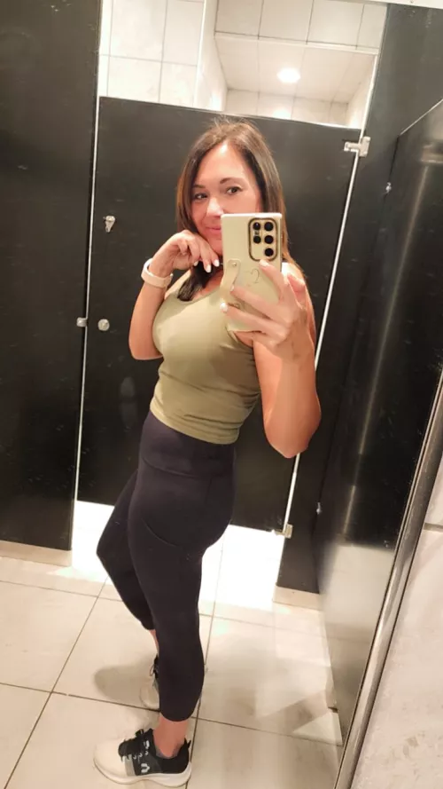 working out at the same gym as most of my student's daddies 😜 I love showing off