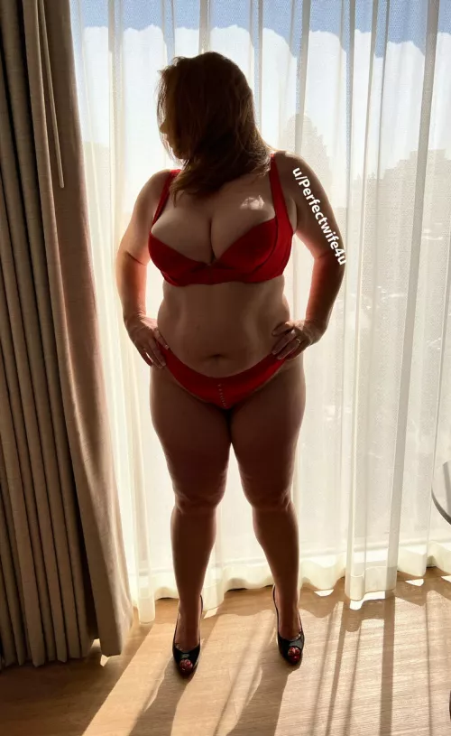 Would you fuck this curvy mombod?