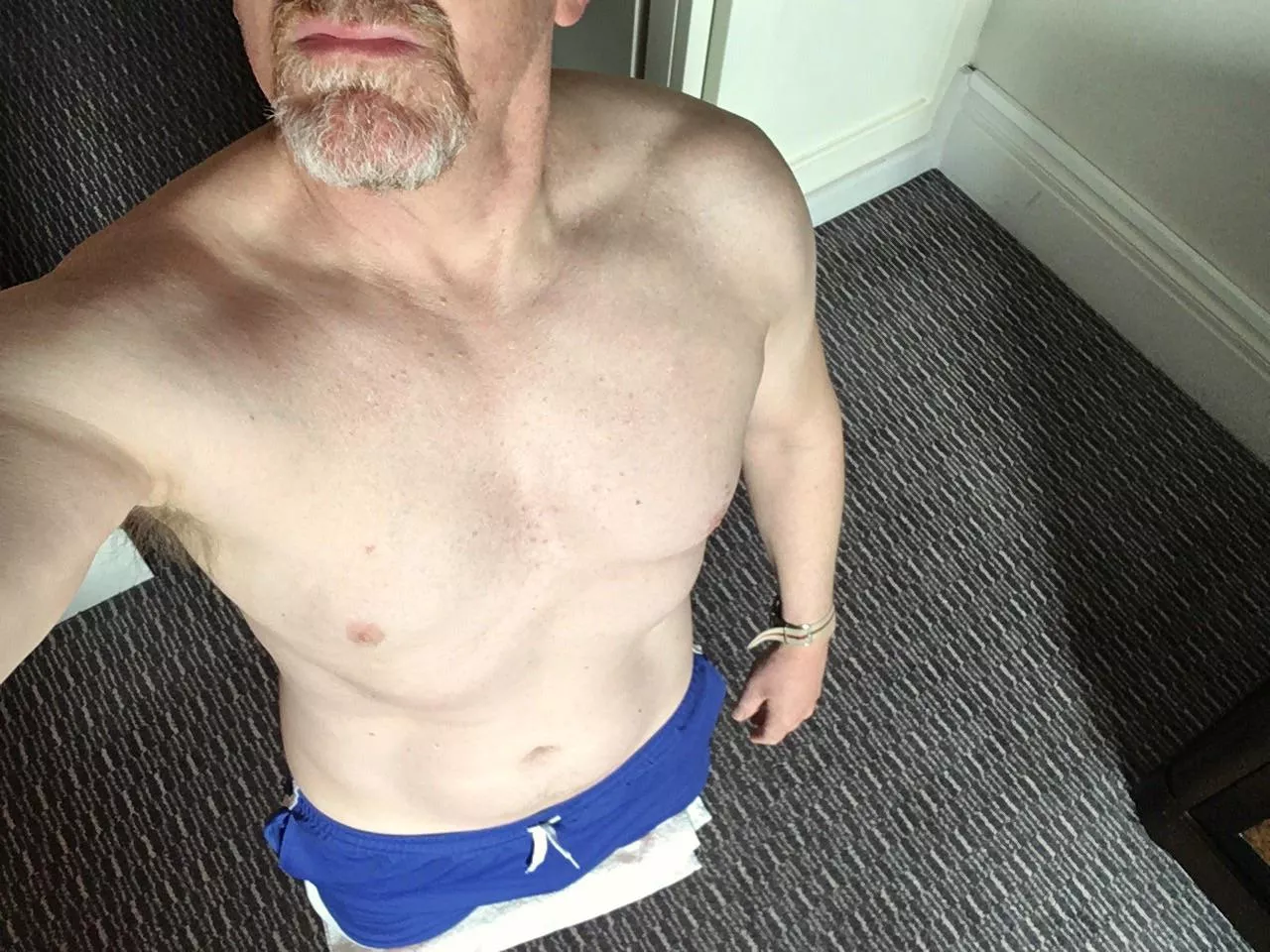 [54] London hotel push-ups