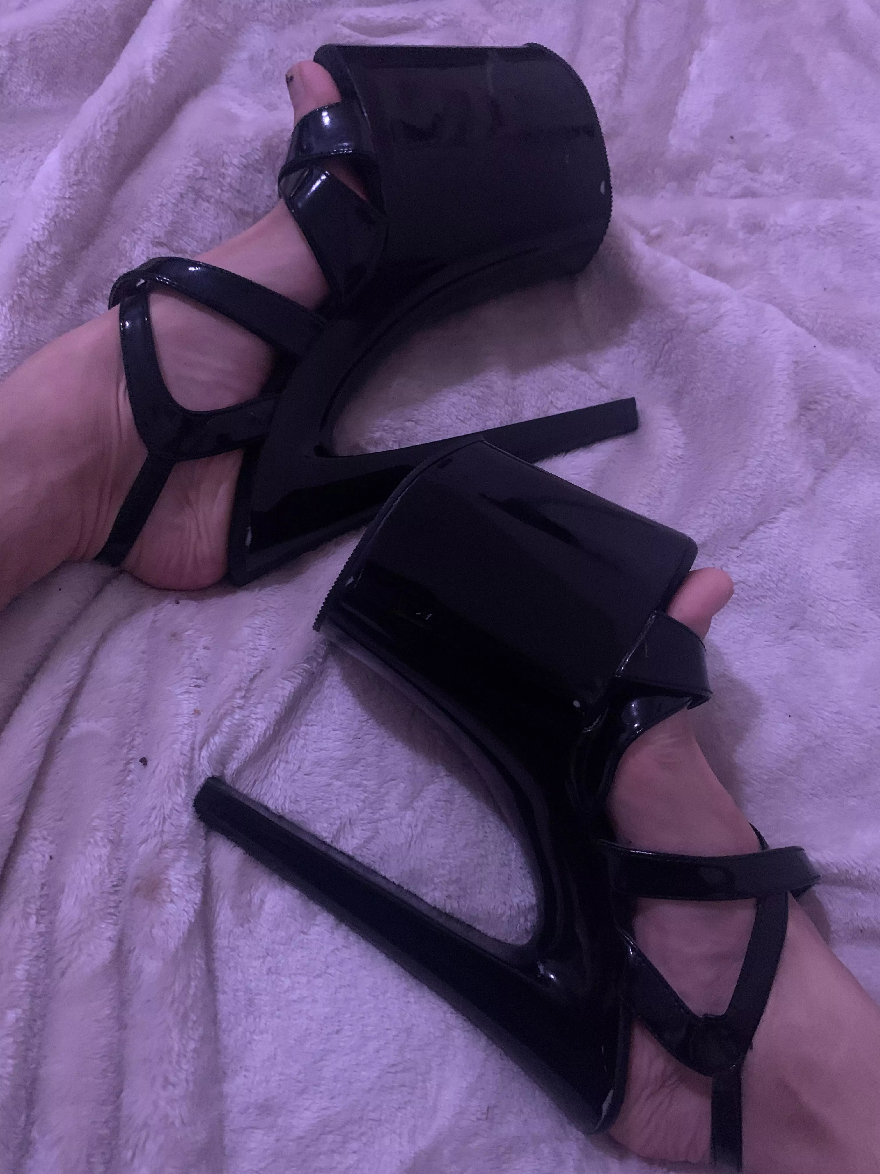 Anyone have a foot/high heel fetish?
