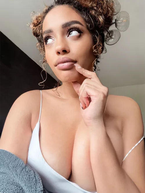 Big eyes - even bigger boobs