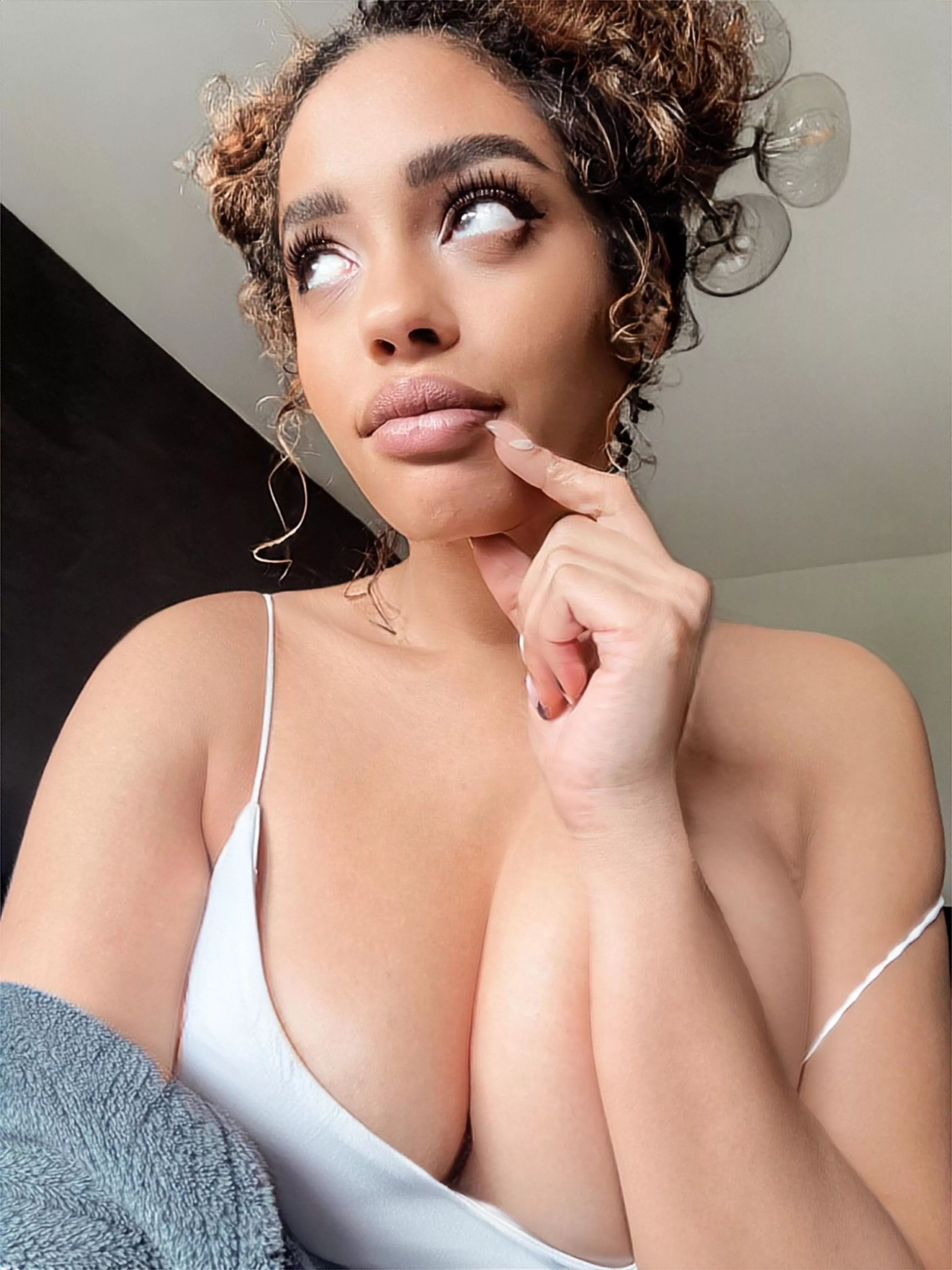 Big eyes - even bigger boobs