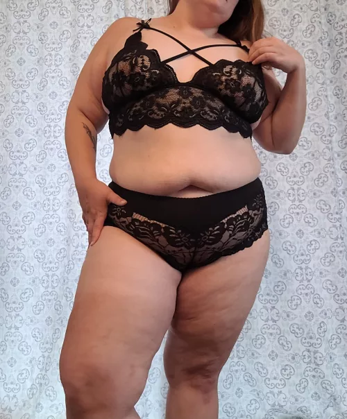 Black lace is always a good choice 🤷‍♀️