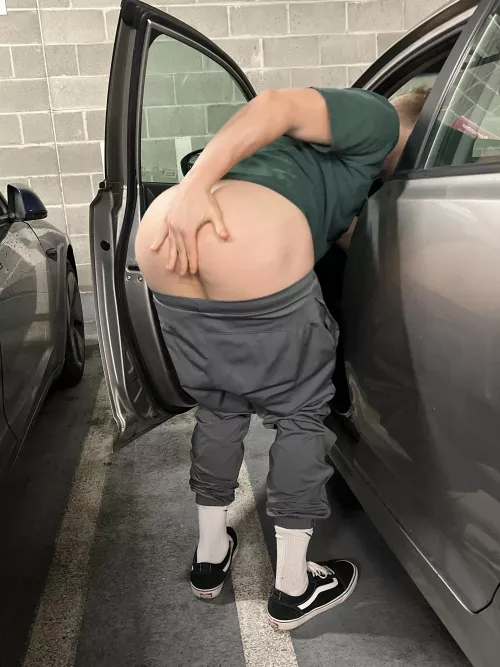 Cheating on my girlfriend in the grocery store parking garage shh