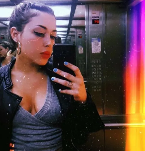 Elevator cleavage 😊