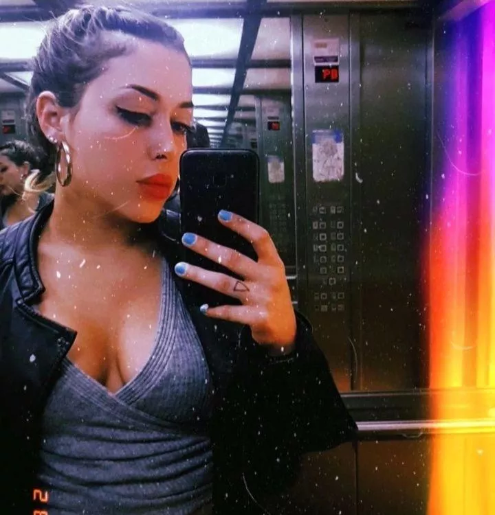 Elevator cleavage 😊