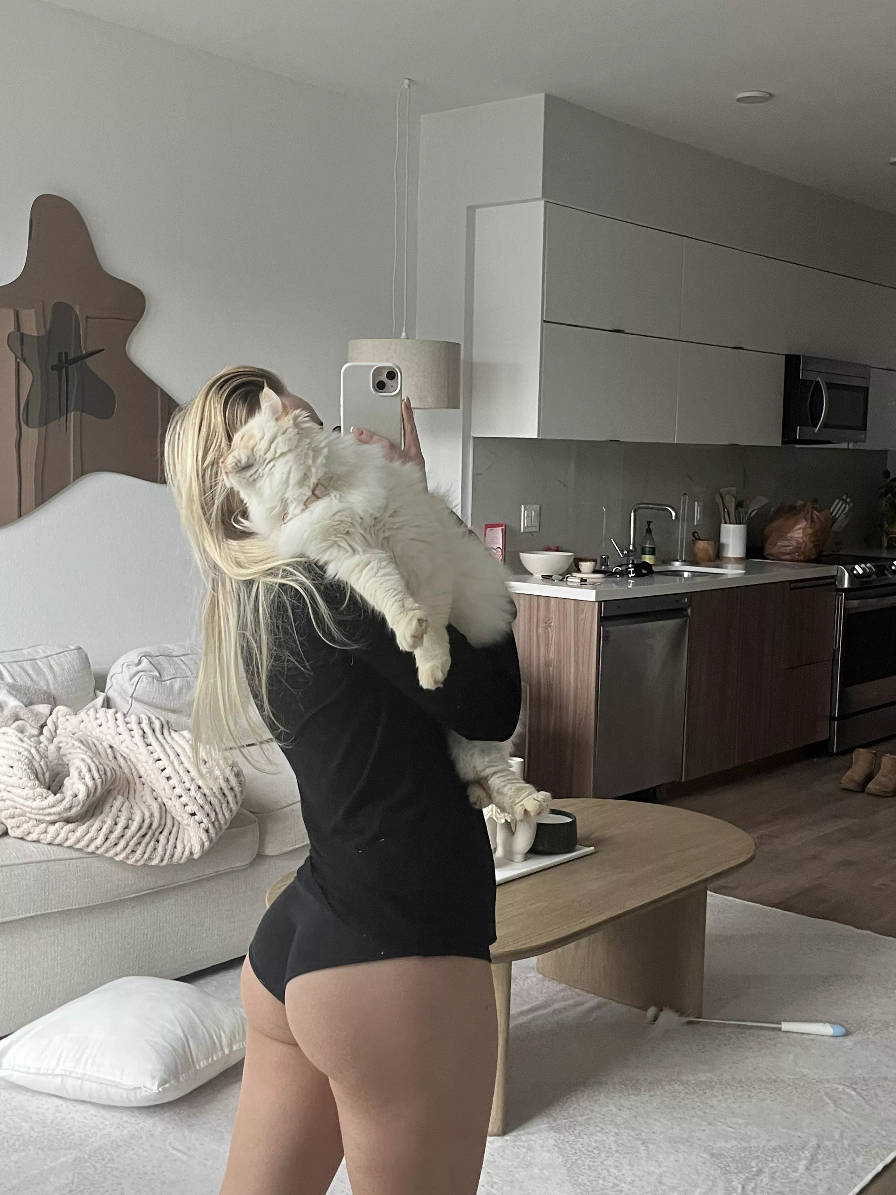 featuring my kitty 🐱🤭