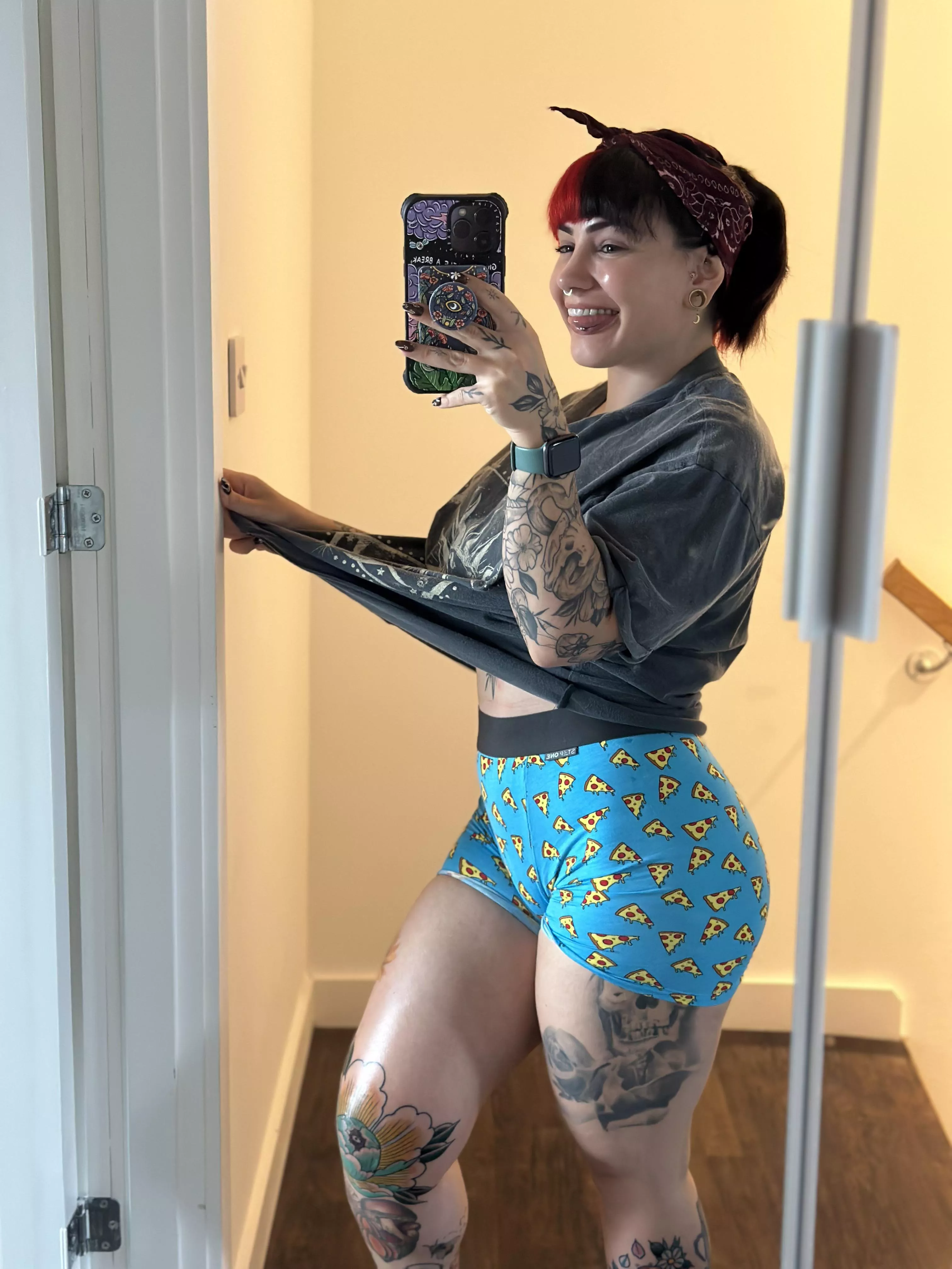 I hoping you guys think pizza shorts are sexy 😅