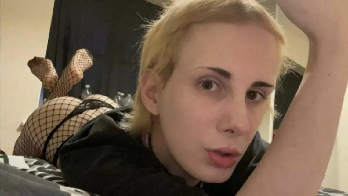 I wish I could just find one man who would turn me into his sun and fuck me silly 🥺