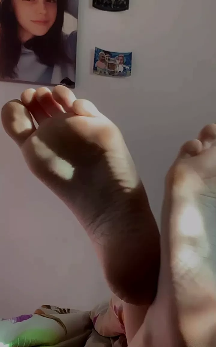 imagine these toes rubbing your dick under the table oc