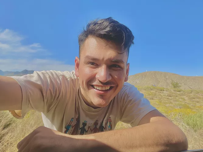 Just a guy taking a selfie in the desert, trying to beat the heat 🌵🔥