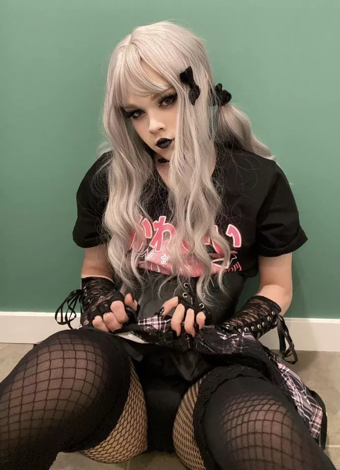 Opps, you can see my panties🖤