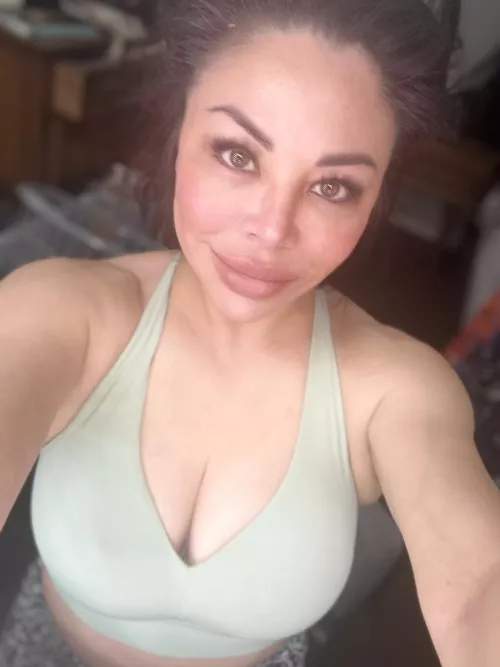 Pre-gym selfie (Gotta stay fit for my boys!!!)