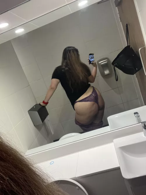 Taking sneaky booty pictures in the gym toilets 😏
