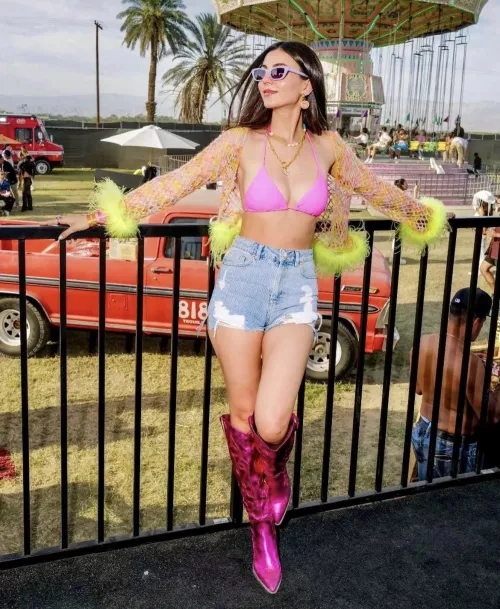 Victoria Justice’s body always makes me want to stroke