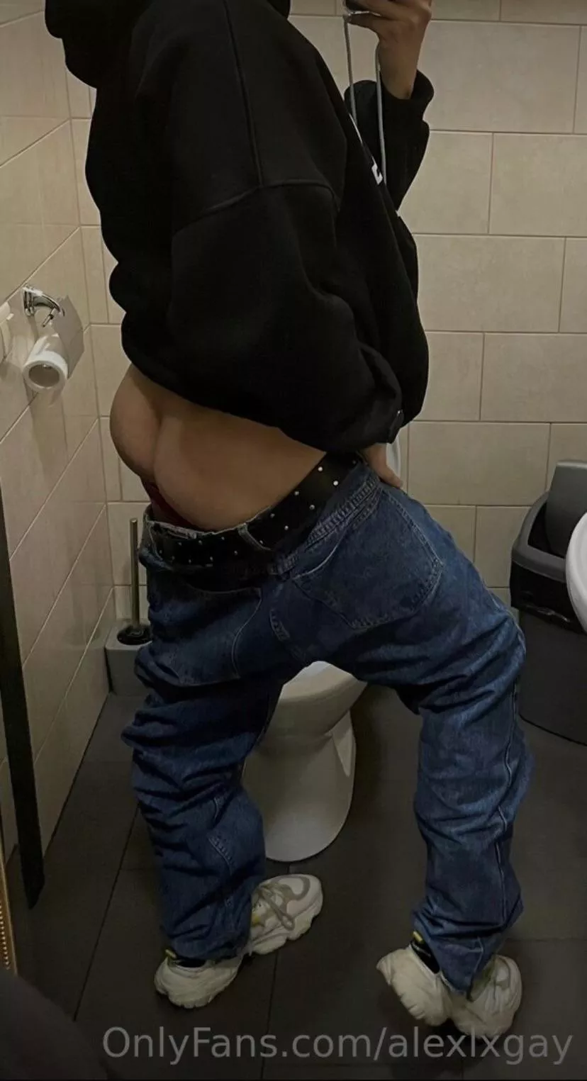 Who likes 🔞 in public places?) 🖤