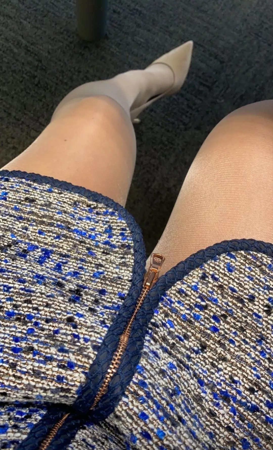 Can't go wrong with shiny nude pantyhose ✨