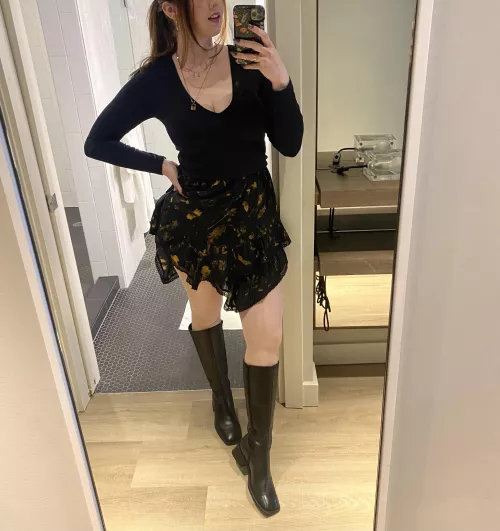 Finally found the perfect knee high leather boots 🖤