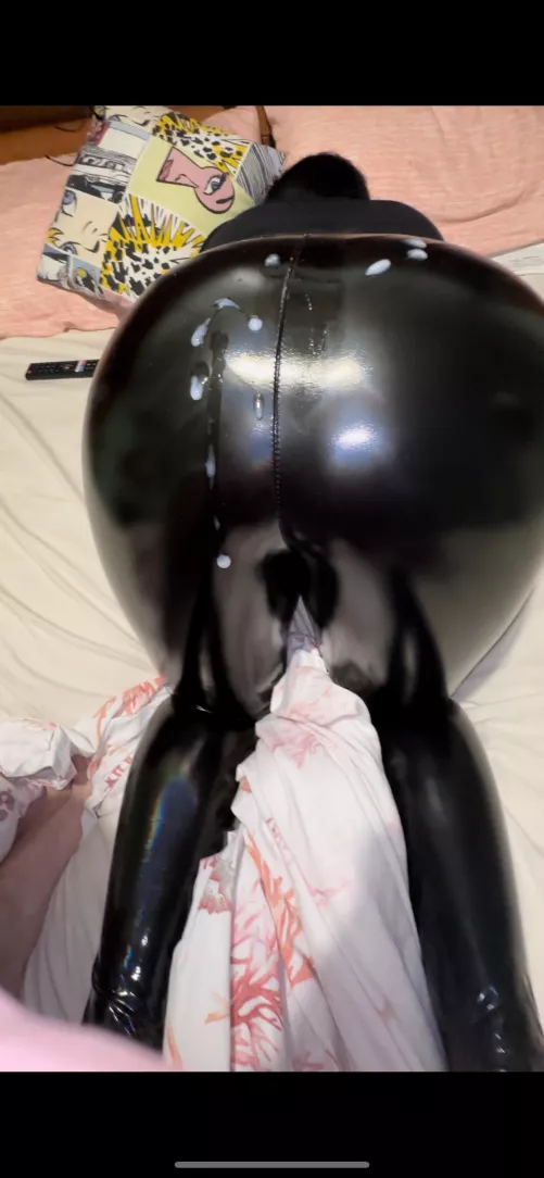 He cums all over my holographic ass💦