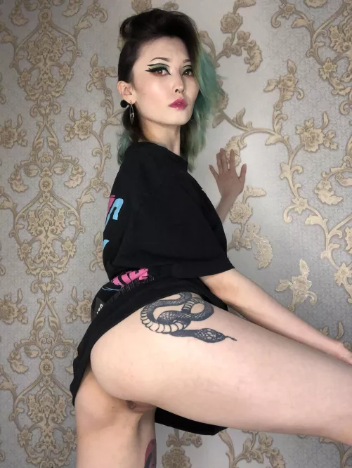 How a proper lady should act when she gets bored